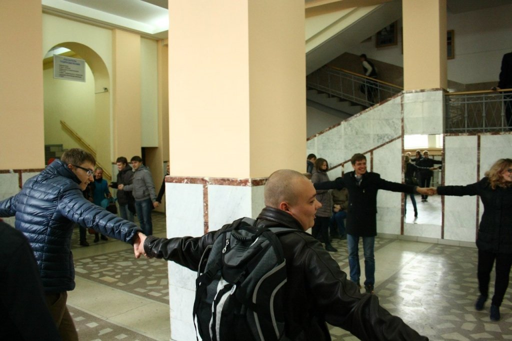 Новосибирские студенты обняли свои университеты 4.jpg